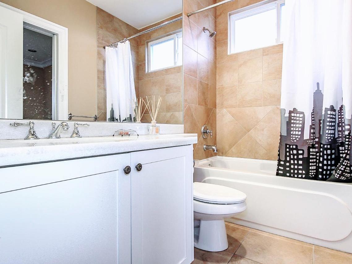 Vancouver Luxury Homestay Ричмънд Екстериор снимка
